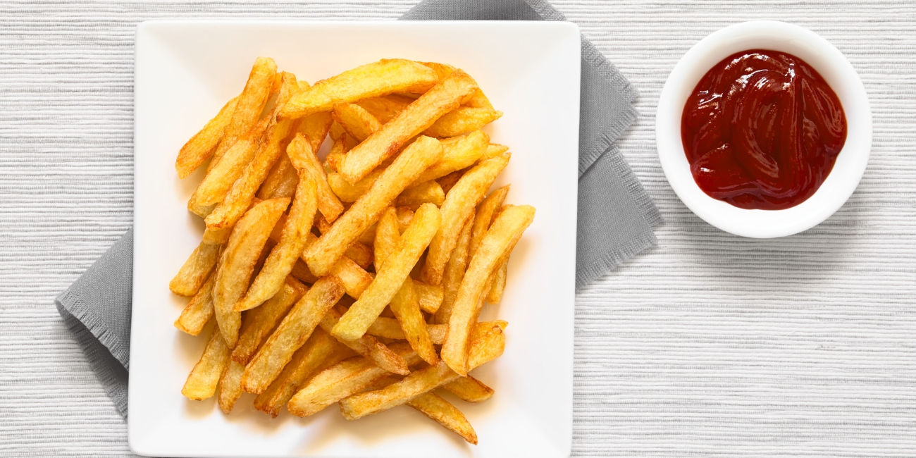 an image of united kingdom fries with tomatoo sauce